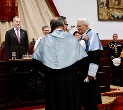Imposición de la medalla por el rector, el nuevo doctor, Su Excelencia el presidente de la República Italiana, Sergio Mattarella