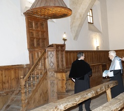 Don Felipe y el el presidente Mattarella ante el púlpito del Claustro Alto