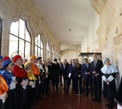 Su Majestad el Rey y su excelencia el presidente de la República Italiana, en el Claustro Alto para el descubrimiento de un vítor