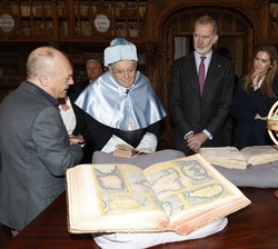 Presentación de los símbolos y códicex de la Universidad
