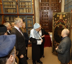 El Rey y el presidente Mattarella durante las explicicones en su visitan al Claustro Alto