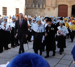Su Majestad el Rey, su excelencia el presidente de la República Italiana se incorporan al cortejo académico para dirigirse a las Escuelas Menores