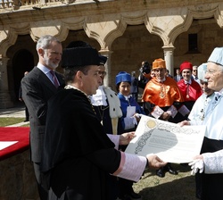Entrega del pergamino a su excelencia el presidente de la República Italiana