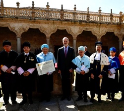 El Rey y el presidente Mattarella tras recibir el pergamino