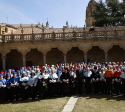 Su Majestad el Rey y Su Excelencia el presidente de la República Italiana junto a los doctores