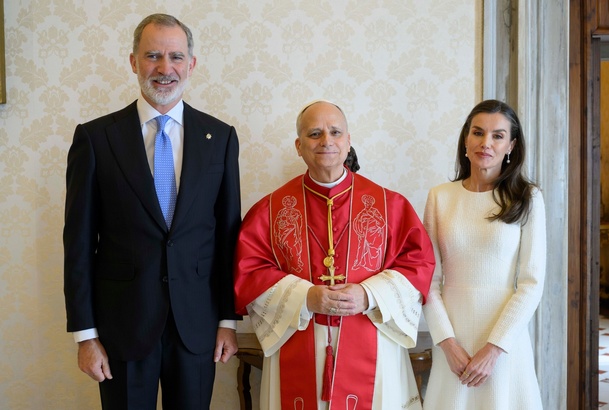 Sus Majestades los Reyes junto a Su Santidad el Papa León XIV en la biblioteca privada