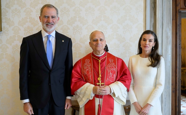 Sus Majestades los Reyes junto a Su Santidad el Papa León XIV en la biblioteca privada