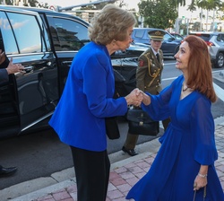 Doña Sofía saluda a la cónsul general de España en Miami, Belén Alfaro a su llegada a la Freedom Tower del Miami Dade College
