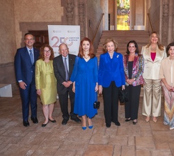 Fotografía de grupo de Su Majestad la Reina Doña Sofía con las autoridades que la recbieron a su llegada a la Freedom Tower