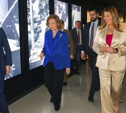 Su Majestad la Reina Doña Sofía se dirige al auditorio acompañada por la prresidenta del  Miami Dade College, Madeline Pumariega
