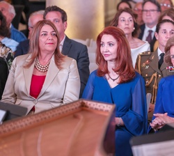 S.M. la Reina Doña Sofía ocupa su lugar en la primera fila de asientos