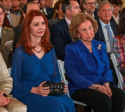 Su Majestad la Reina Doña Sofía junto a la cónsul general de España en Miami, Belén Alfaro y la presidenta del Patronato del QSSI, Pilar LLadó durante
