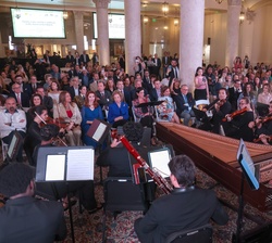 Su Majestad la Reina Doña Sofía durante la actuación musical que ha puesto fin al acto