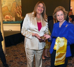 Doña Sofía recibe una medalla de manos de la presidenta del Miami Dade College