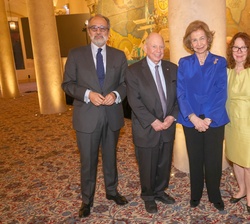 Fotografía de grupo de Su Majestad la Reina Doña Sofía junto a los ponentes en el acto de presentación de la iniciativa "America&Spain250&quo