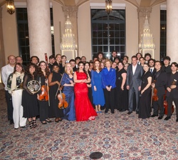 Fotografía de grupo de Doña Sofía junto a las autoridades y músicos participantes en la actuación musical que ha puesto fin al acto