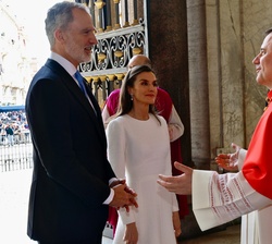 Don Felipe y Doña Letizia son recibidos por el cardenal Rolandas Makrickas en el pórtico de la basílica