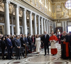 Los Reyes durante el recorrido por la nave central de la basílica