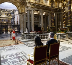 Sus Majestades los Reyes durante la intervención del cardenal arcipreste