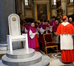 Don Felipe y el cardenal arcipreste conversan junto a los canónigos del Capítulo Liberiano