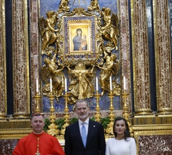 Don Felipe y Doña Letizia acompañados por el cardenal arcipreste en la Capilla Paulina ante la imagen de la Virgen de la Salud