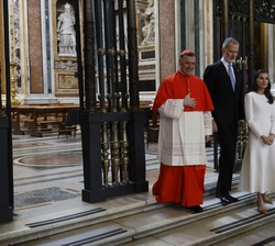 Los Reyes se dirigen hacia la tumba del Papa Francisco