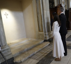 Don Felipe y Doña Letizia durante la visita a la tumba del Papa Francisco