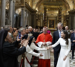 A la finalización de la ceremonia, Sus Majestades los Reyes reciben el cariño del público allí presente