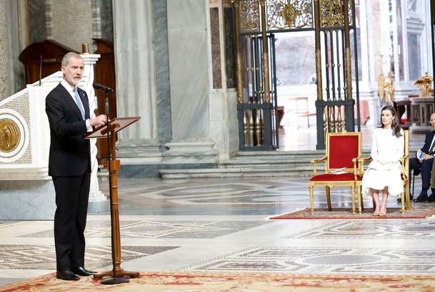 Su Majestad el Rey desde el atril durante su intervención como Protocanónigo