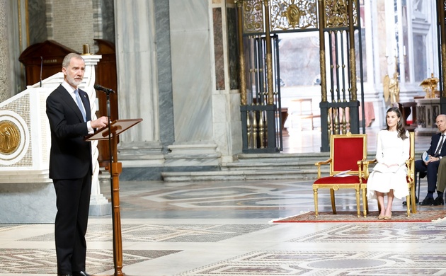 Su Majestad el Rey desde el atril durante su intervención como Protocanónigo