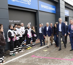 S.M. el Rey al inicio de su recorrido por el paddock del Circuito Madrid Jarama-RACE