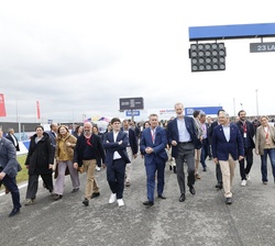 Su Majestad el Rey se dirige a la parilla de salida