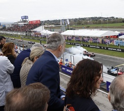 Don Felipe en la tribuna desde donde ha seguido la carrera