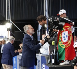 Su Majestad el Rey hace entrega de la medalla al ganador de la carrera, el piloto portugués, António Félix da Costa