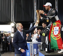 Don Felipe hace entrega del trofeo al piloto ganador de la carrera, António Félix da Costa