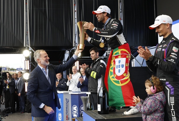 Don Felipe hace entrega del trofeo al piloto ganador de la carrera, António Félix da Costa