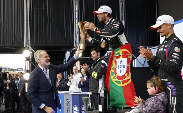 Don Felipe hace entrega del trofeo al piloto ganador de la carrera, António Félix da Costa