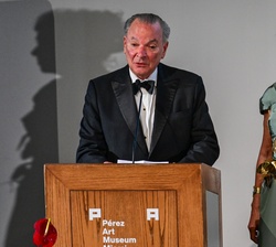 Frank y Haydée Rainieri dirigen unas palabras de agradecimiento tras recibir el 'Premio Sophia' a la Excelencia 2026'