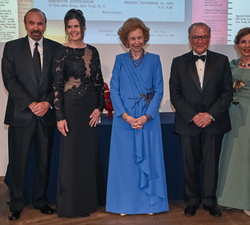 Fotografía de grupo de Su Majestad la Reina Doña Sofía junto a los ganadores del 'Premio Sophia' a la Excelencia 2026