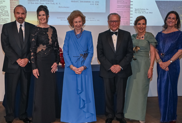Fotografía de grupo de Su Majestad la Reina Doña Sofía junto a los ganadores del 'Premio Sophia' a la Excelencia 2026
