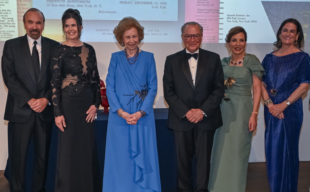 Fotografía de grupo de Su Majestad la Reina Doña Sofía junto a los ganadores del 'Premio Sophia' a la Excelencia 2026