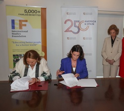 Su Majestad la Reina Doña Sofía en un momento durante la firma del convenio