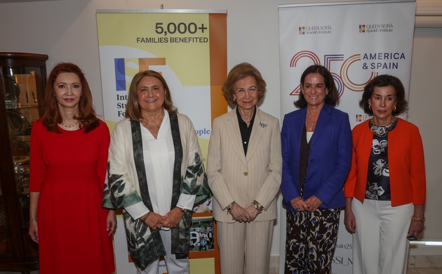 Fotografía de grupo de Doña Sofía acompañada por las intervinientes en la firma del convenio