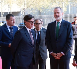 A su llegada, el Rey ha sido recibido por el presidente de la Generalitat de Cataluña, Salvador Illa, y por el ministro de Agricultura, Pesca y Alimen