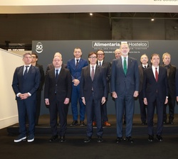 El Rey con autoridades y responsables de organización de Alimentaria y Hostelco