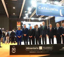 Don Felipe con autoridades y responsables del estand de PRODECA