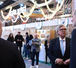 Don Felipe con el vicepresidente del Salón Alimentaria y presidente de la Confederación de Empresarios de Galicia