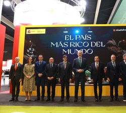 Don Felipe junto al presidente de la Generalitat y el Ministro de Agricultura, entre otras autoridades, en su visita al estand del Ministerio de Agric