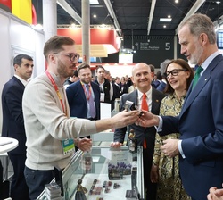 Don Felipe durante su recorrido por el espacio "La Plaza Eco"