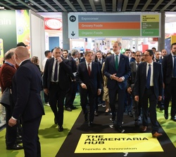 Don Felipe, acompañado de autoridades, durante su visita